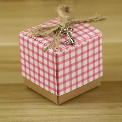 ตรวจสอบรูปแบบกระดาษช็อกโกแลตลูกอมกล่องสี่เหลี่ยม 260 แกรมกล่องของขวัญของชำร่วยงานแต่งงาน